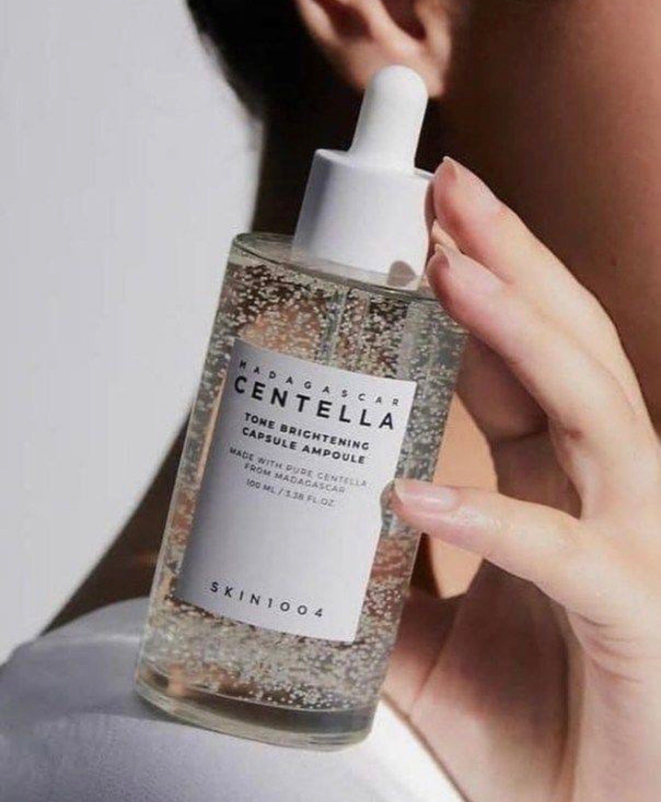 سيروم SKIN1004 Madagascar Centella Tone Brightening Capsule Ampoule لتفتيح وترطيب البشرة 100 مل - الصورة 4